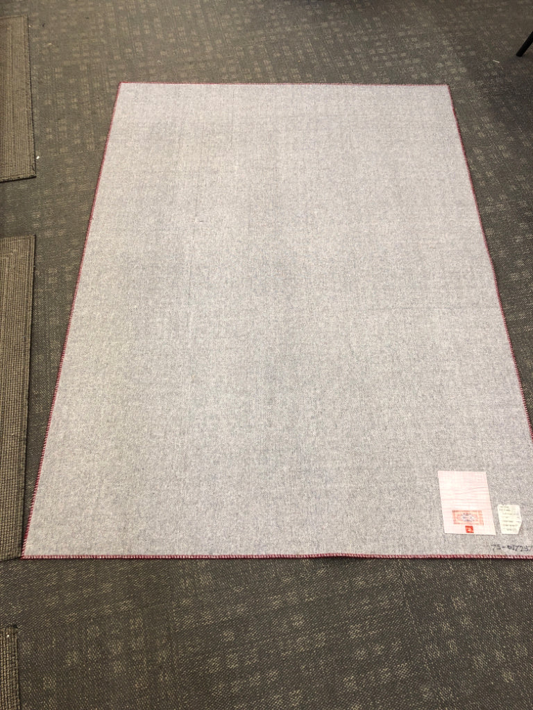 RED/BLUE PATTERN RUG.
