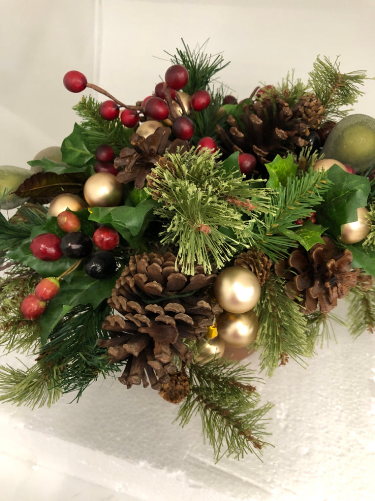 DECORATIVE CHRISTMAS ARRANGEMENT.