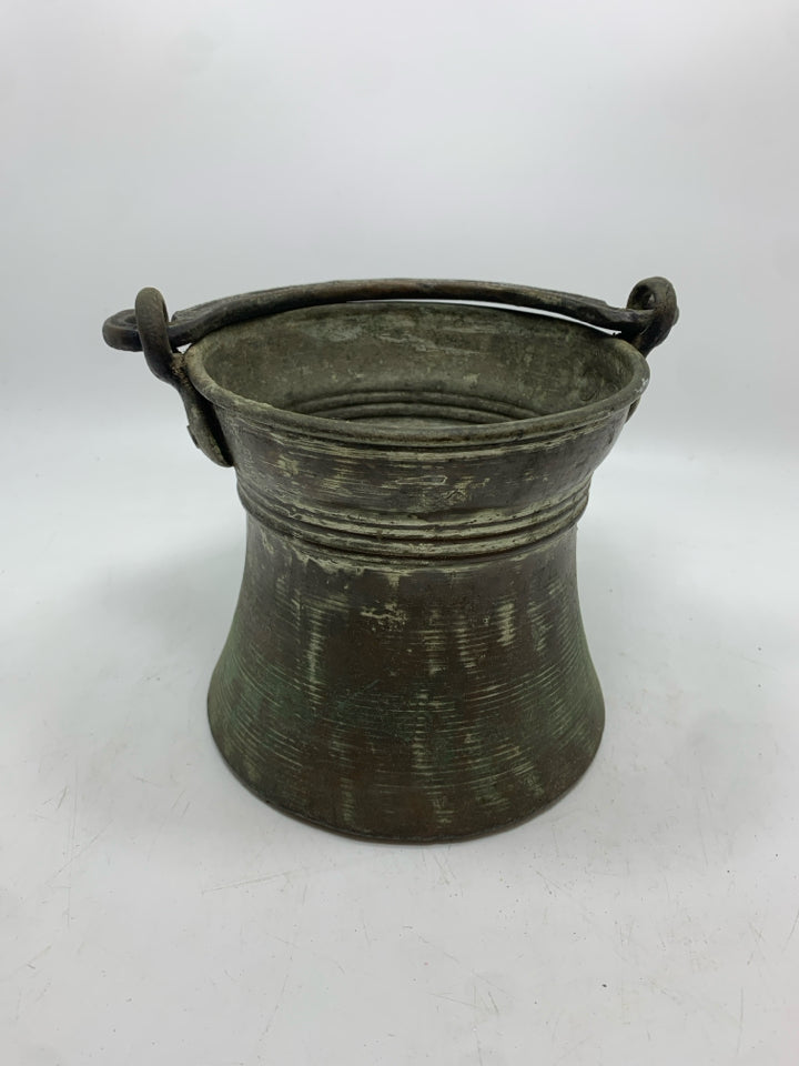 METAL BUCKET W/METAL HANDLE.