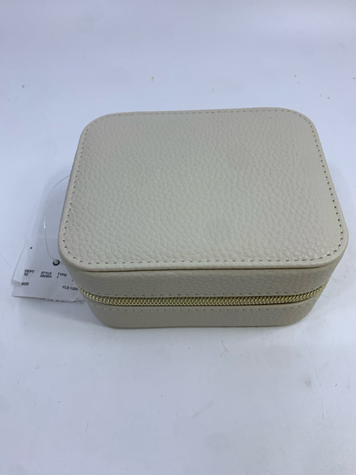 TAYLOR MADISON JEWELRY TRAVEL CASE CREAM.