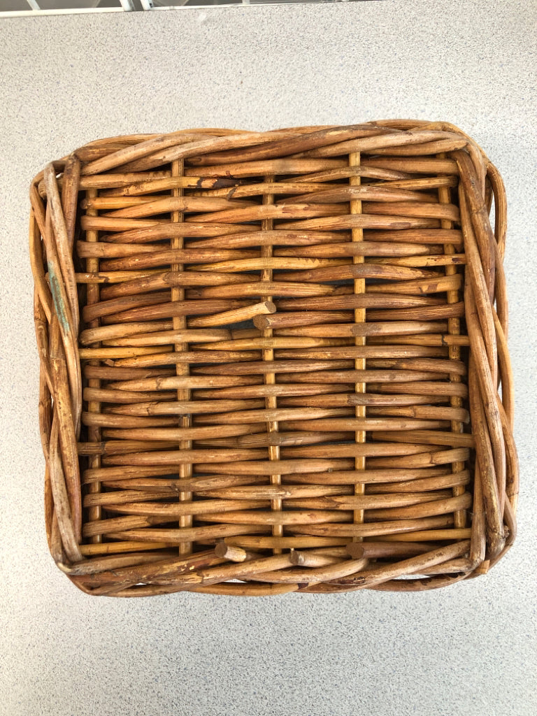 SM BROWN SQUARE WICKER BASKET.