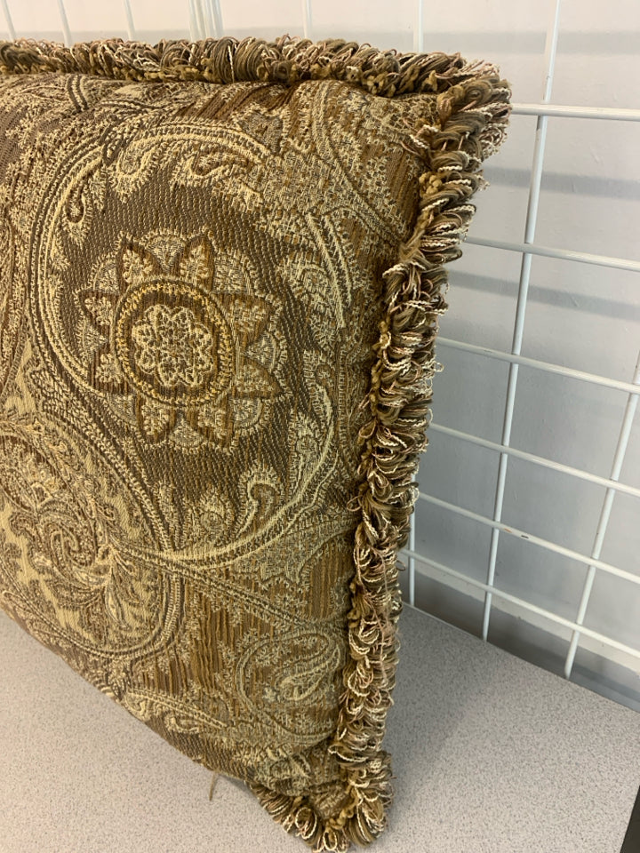 BROWN PAISLEY ACCENT PILLOW W/FRINGE.