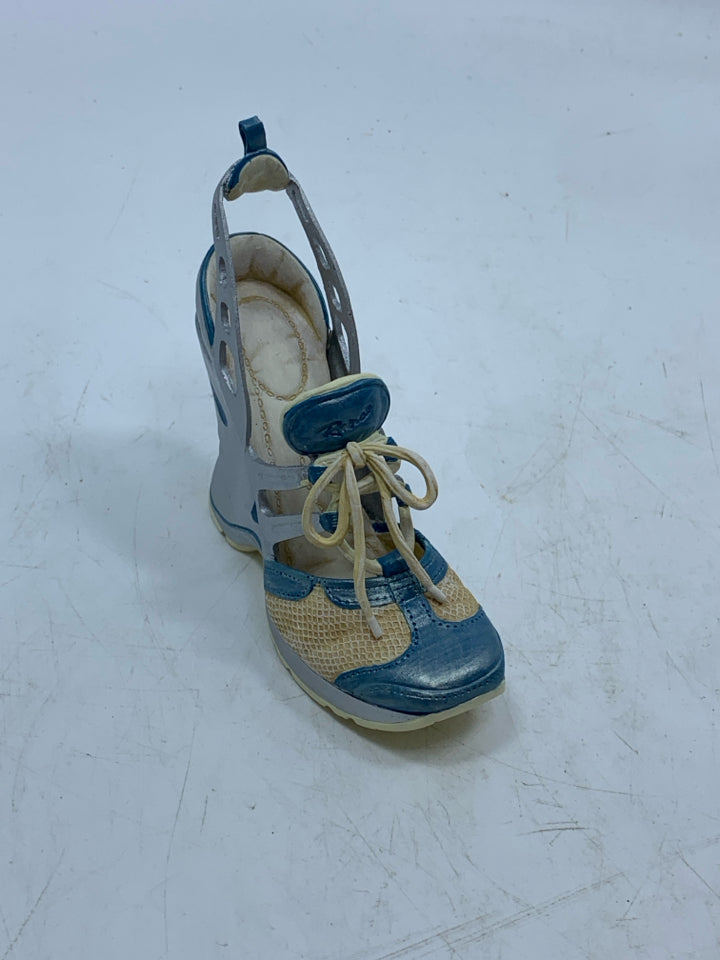 JUST THE RIGHT SHOE FIGURINE IN BOX.