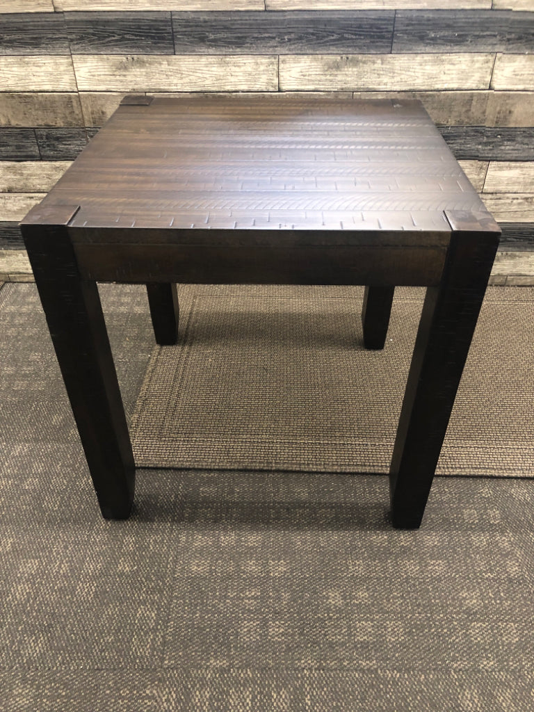 DARK BROWN WOOD SLAT STYLE END TABLE.