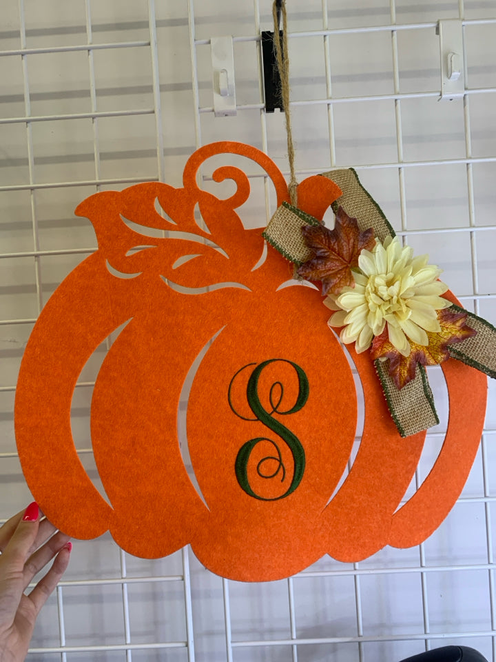 FELT "S" PUMPKIN W/FAUX FLOWER DOOR HANGING.