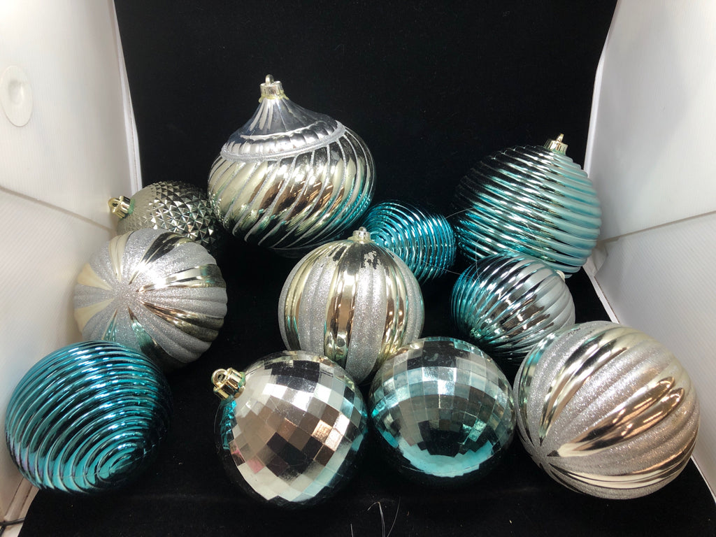 11 LG BLUE/SILVER OUTDOOR ORNAMENTS IN BAG.