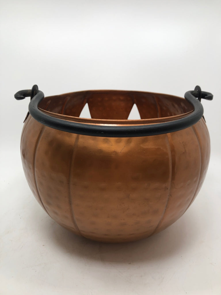 METAL PUMPKIN BUCKET W/HEAVY METAL HANDLE.