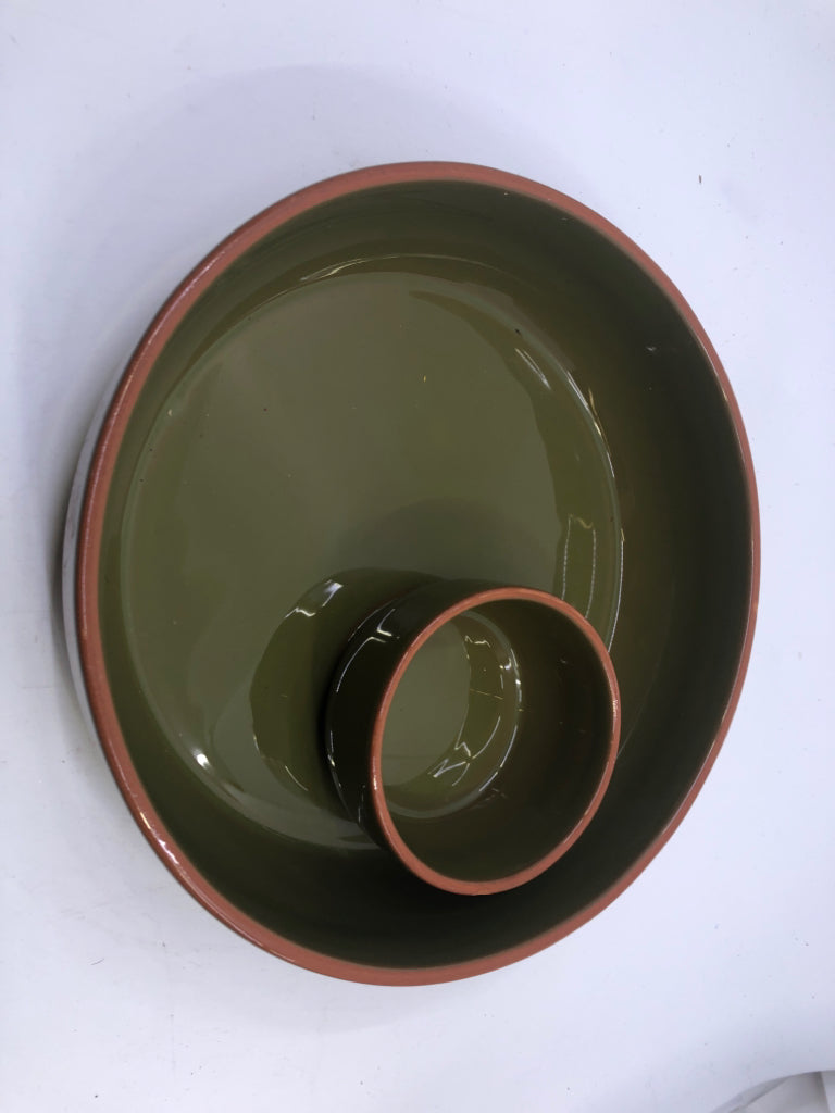STONEWARE CHIP AND DIP HOLDER.