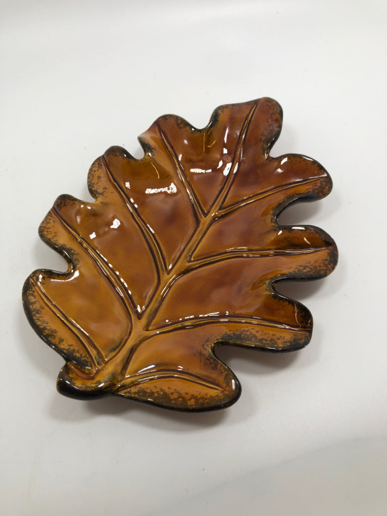 OAK LEAF SHAPED GLAZED PLATE.