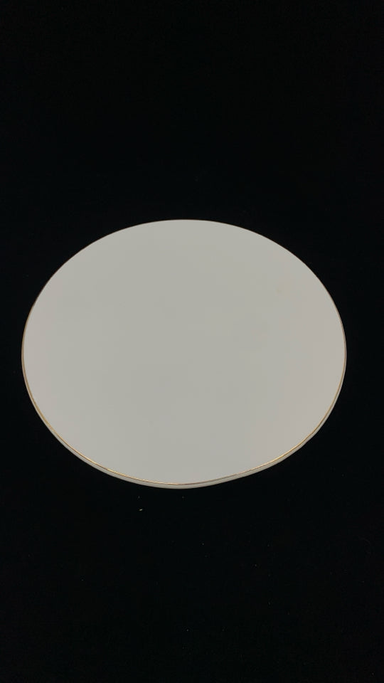 WHITE CERAMIC DESSERT SERVER W/WOOD BASE.