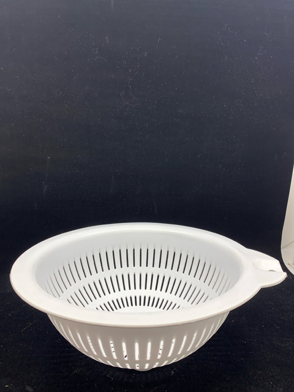 WHITE PLASTIC STRAINER.