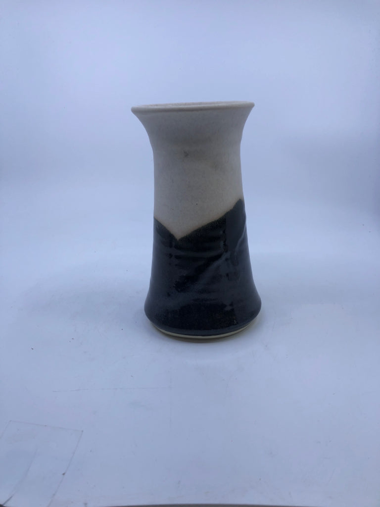 BLACK/WHITE POTTERY VASE.