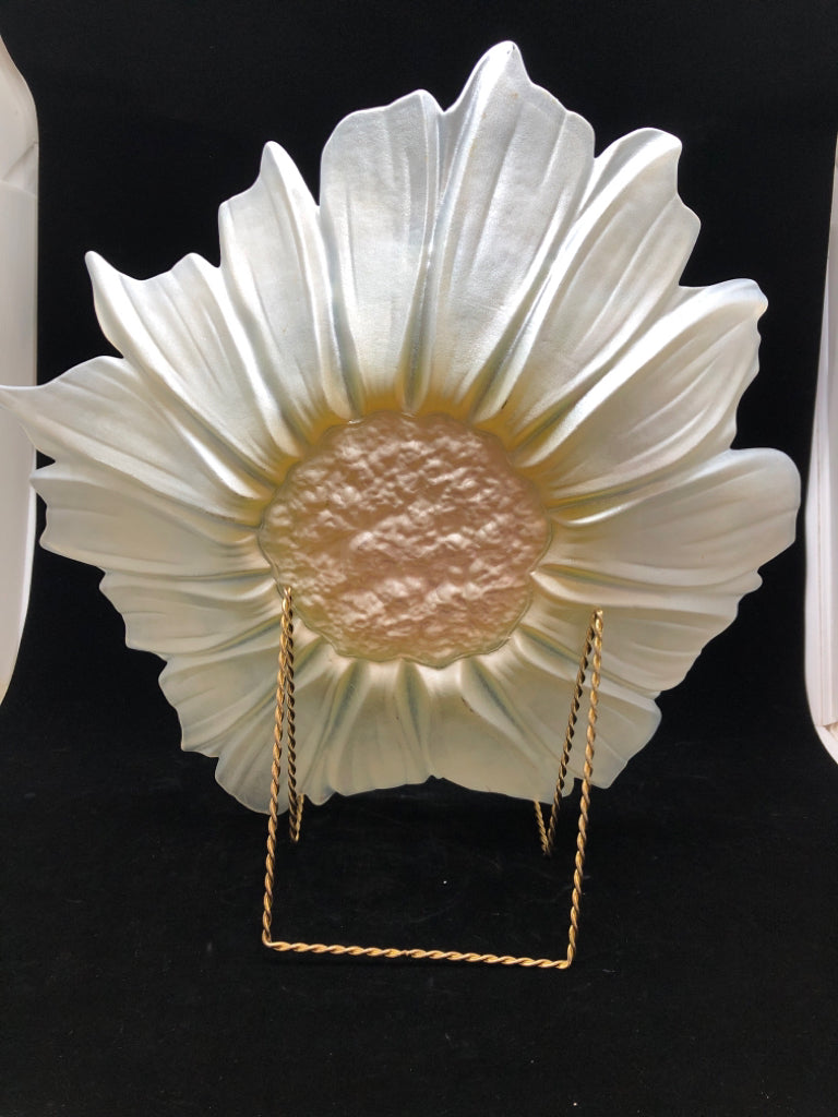 IRIDESCENT FLOWER SHAPED GLASS BOWL.