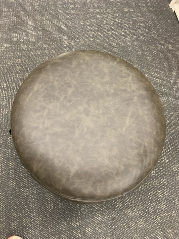 BROWN LEATHER TUFTED OTTOMAN W/SHOE STORAGE.