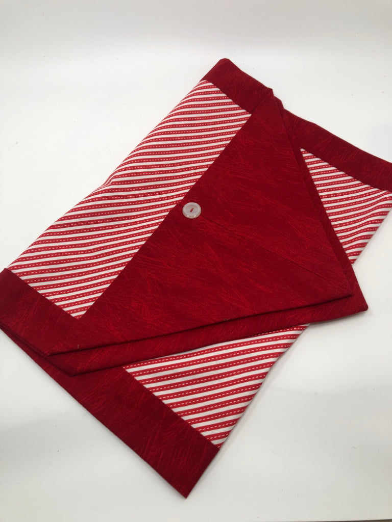 RED STRIPE TABLE RUNNER W/BUTTONS.