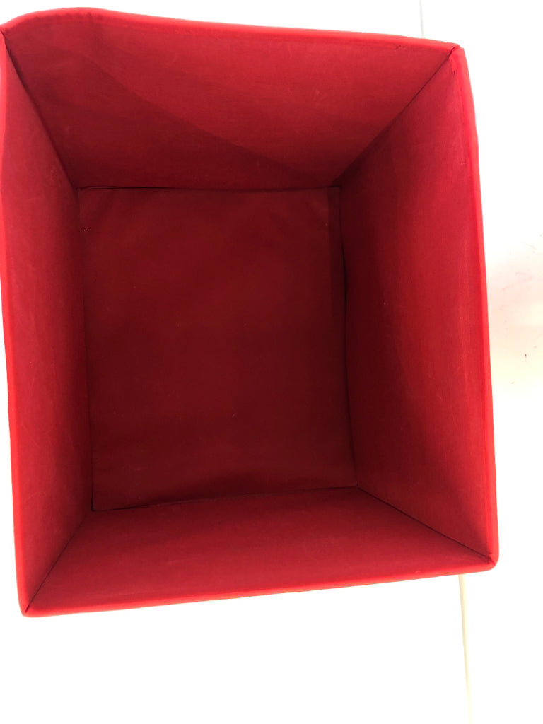 RED FOLDABLE STORAGE CUBE.