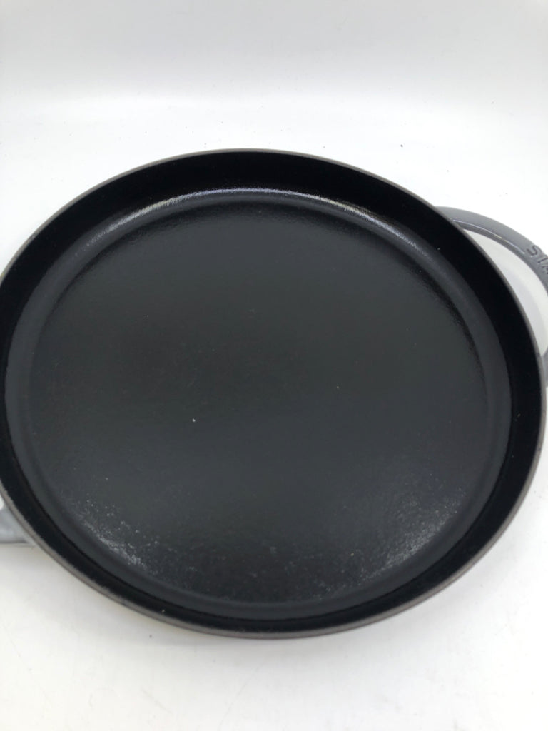 NEW GREY STAUB EVERYTHING BRAISER CAST IRON PAN W LID.