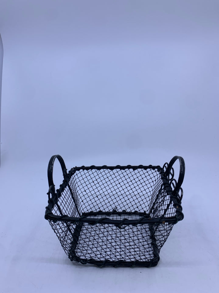 METAL WIRE BASKET W HANDLE.