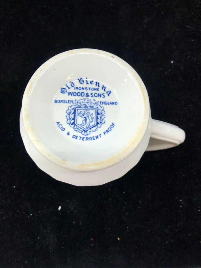 VTG BLUE/ WHITE VIDALLIA ONION PATTERN CREAMER.