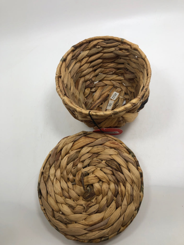 WOVEN ACORN-STYLE CANISTER.