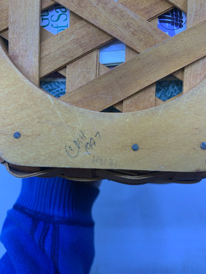 1997 CHRISTMAS ADDITION SNOWFLAKE BASKET W/ LINER & PROTECTOR HEXAGON.