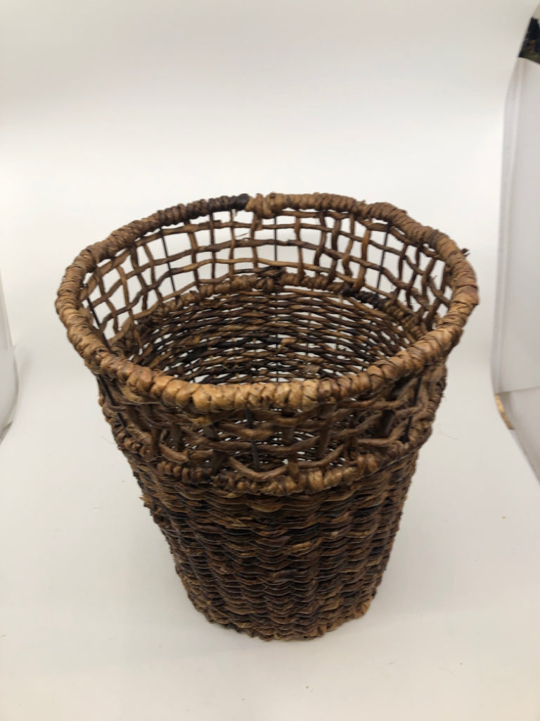 DARK WOVEN BASKET TRASH BIN.