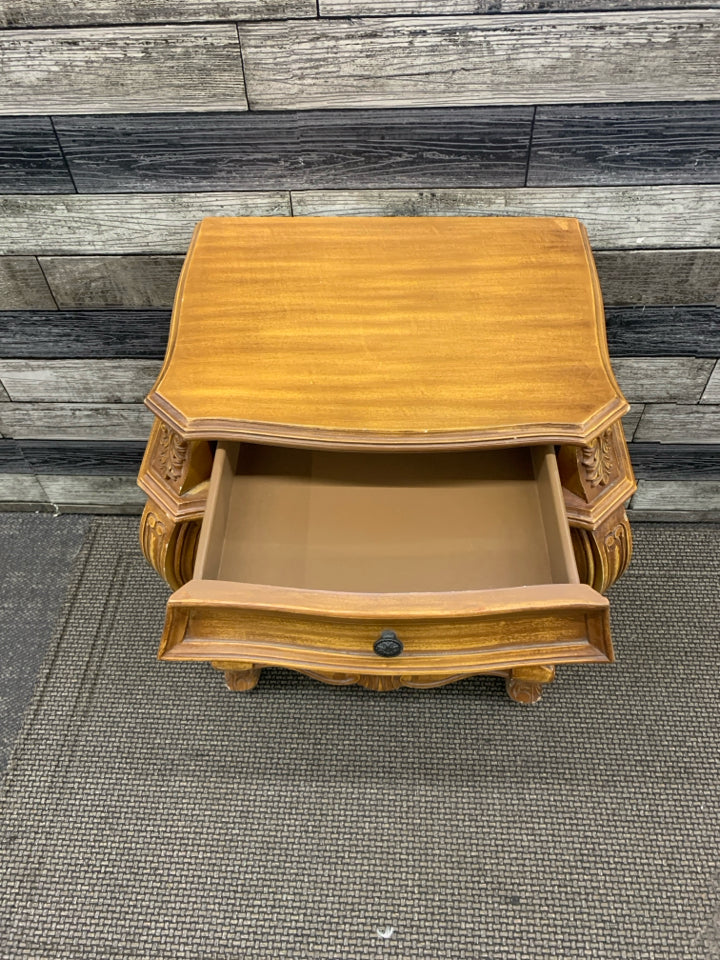 VTG LIGHT WOOD 3 DRAWER NIGHTSTAND.