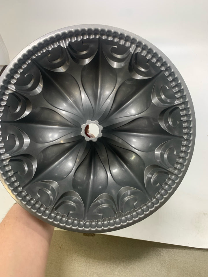 FLEUR DE LIS BUNDT CAST ALUMINUM BUNDT PAN.
