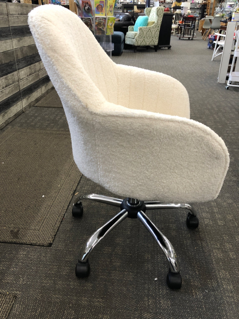 FUZZY WHITE DESK CHAIR.