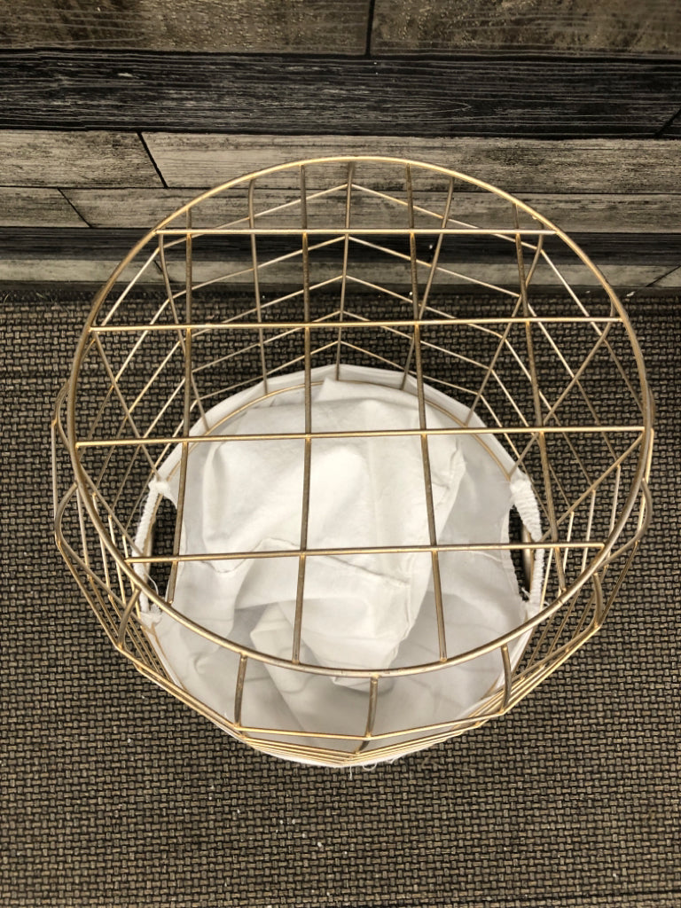 GOLD WIRE BASKET W WHITE LINER.