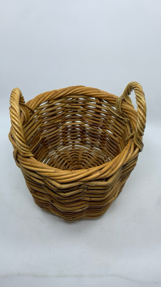 WOVEN WICKER BASKET W/HANDLES.