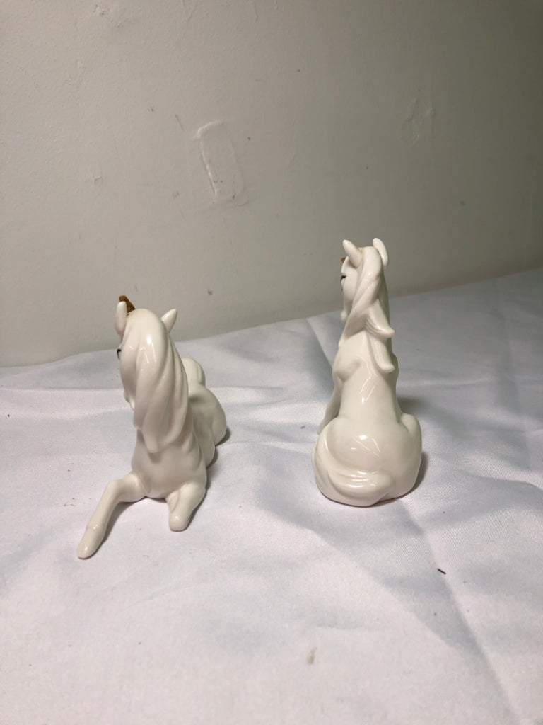 2 WHITE UNICORNS.