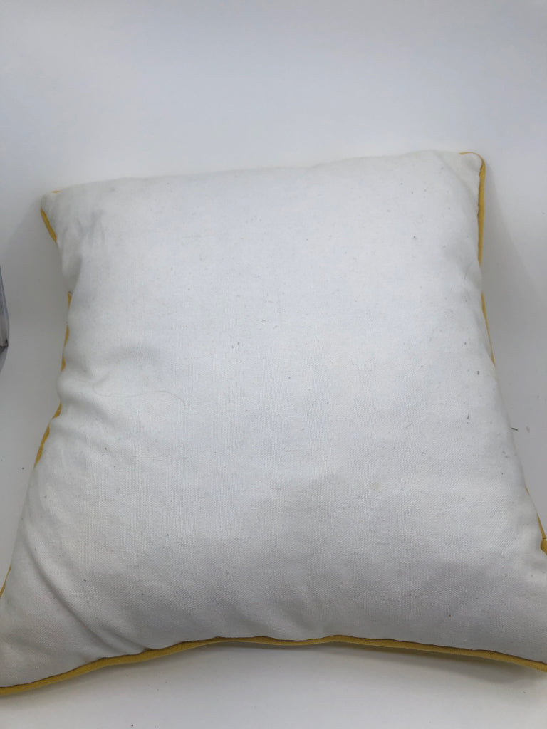 MEDALLION SQUARE PILLOW- YELLOW.