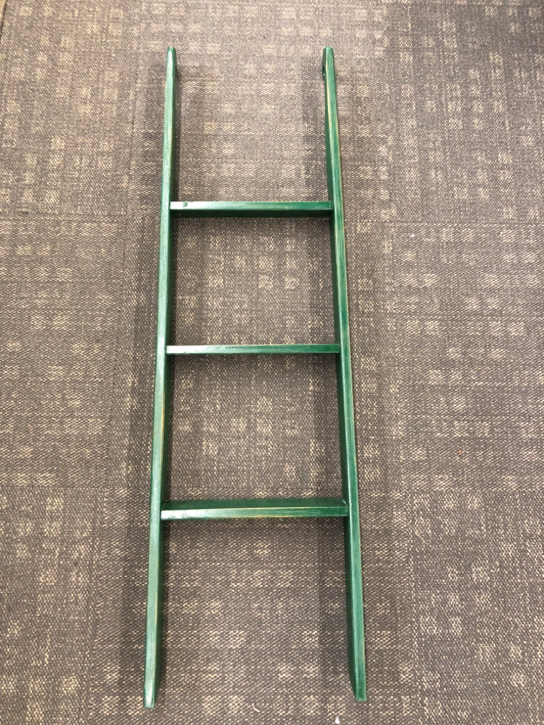 VTG GREEN BLANKET LADDER.