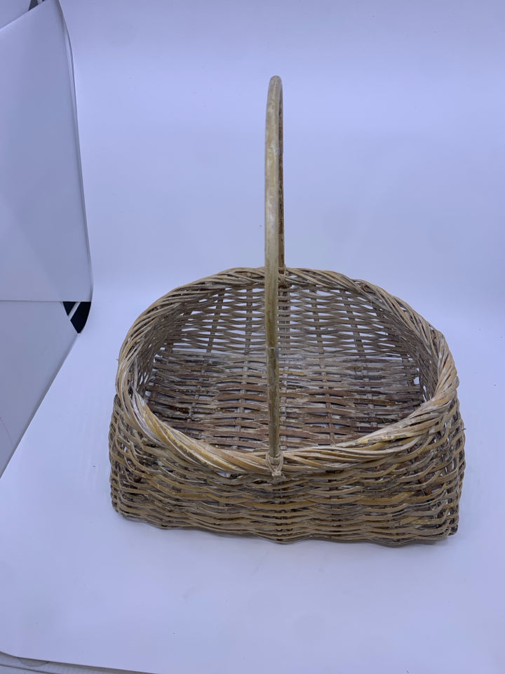 LOW WIDE BASKET W/ LIGHT COLORED.