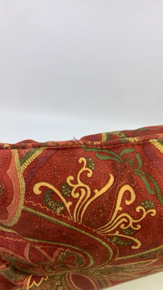 RED RECTANGLE ACCENT PILLOW W/FLORAL DESIGN.