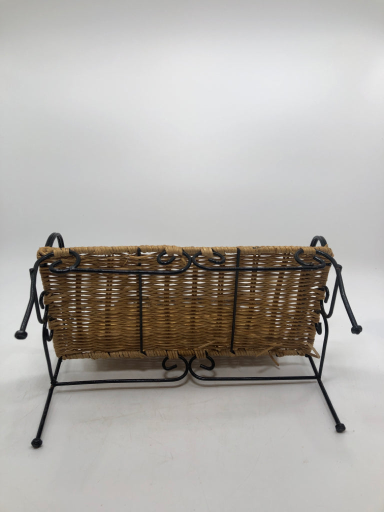MINI WICKER & METAL BENCH.