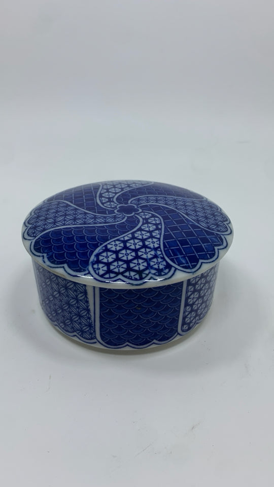 TAKAHASHI BLUE/WHITE PORCELAIN BOX.