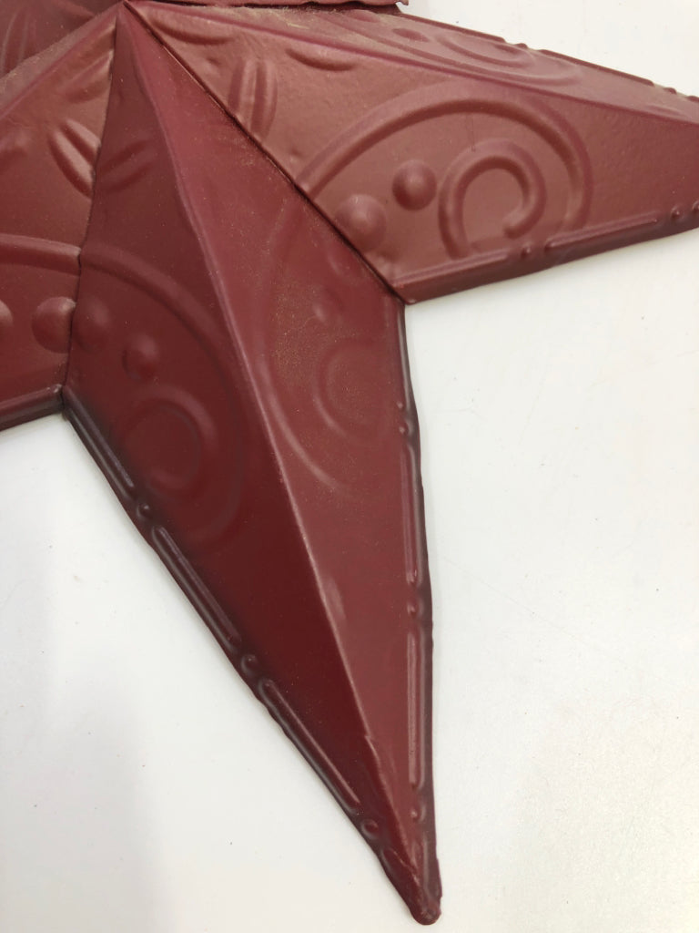 RED METAL STAR WALL DECOR.