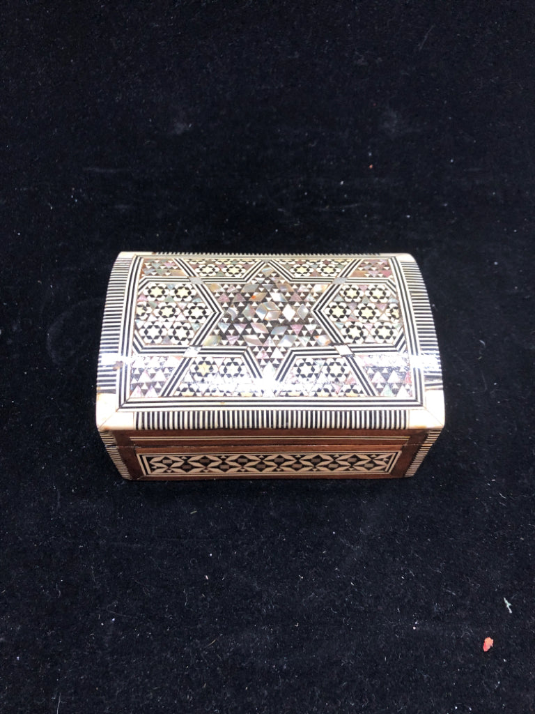 STAR OF DAVID MOTHER OF PEARL TRINKET BOX.