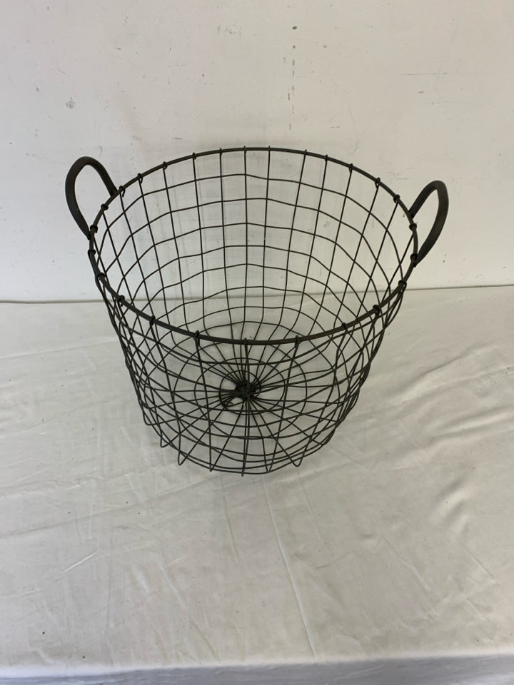 GREY METAL CIRCLE GRATE BASKET.