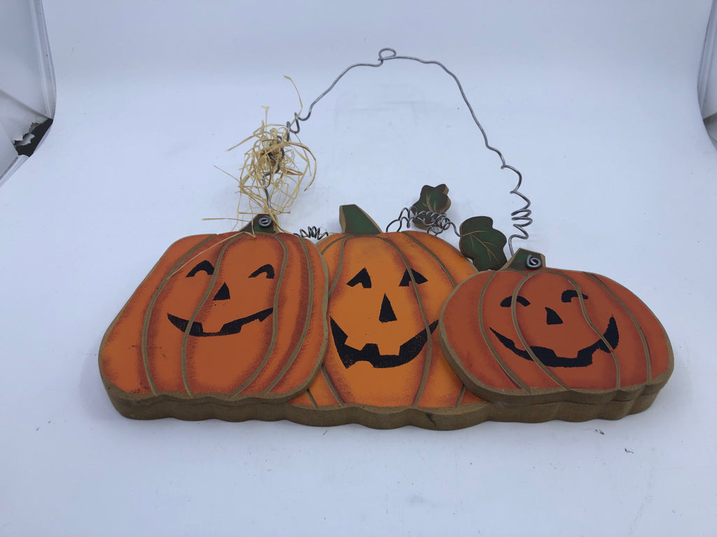 WOOD JACK O LANTERN DOOR HANGING.