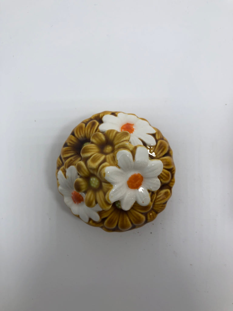 WHITE/BROWN DAISY CERAMIC TEAPOT W/LID.