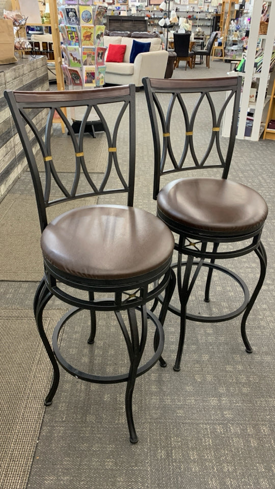 2 METAL BAR STOOLS W/FAUX LEATHER SEATS.