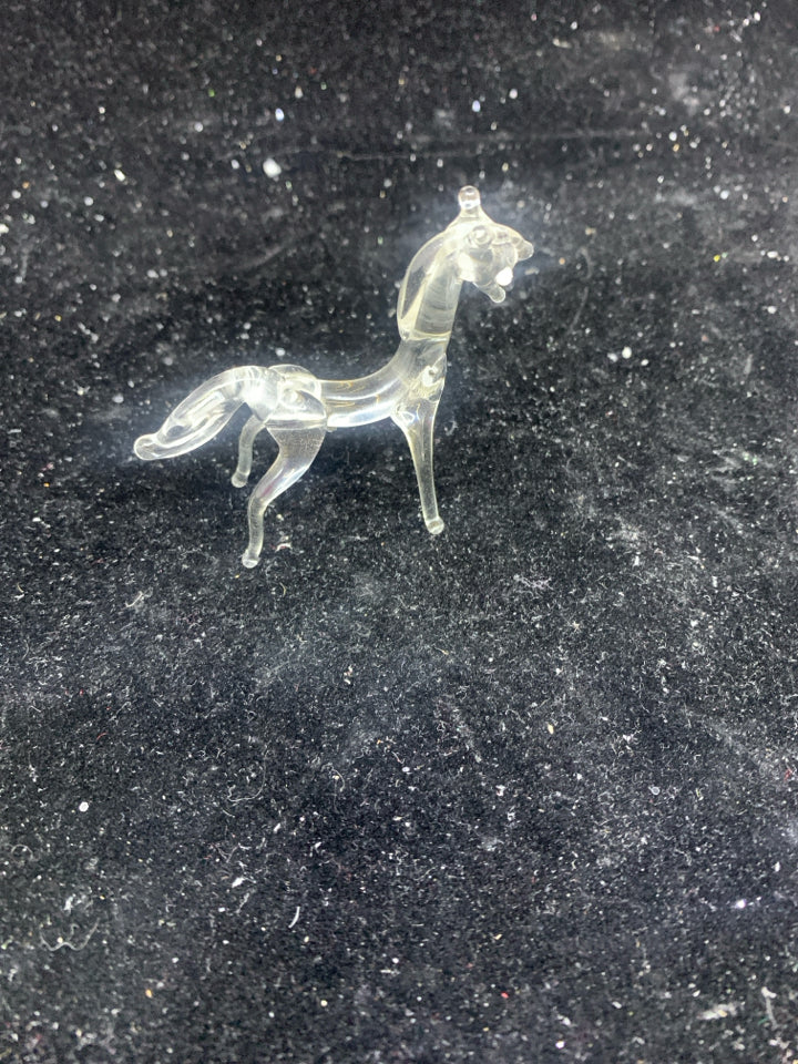 DELICATE GLASS GIRAFFE.