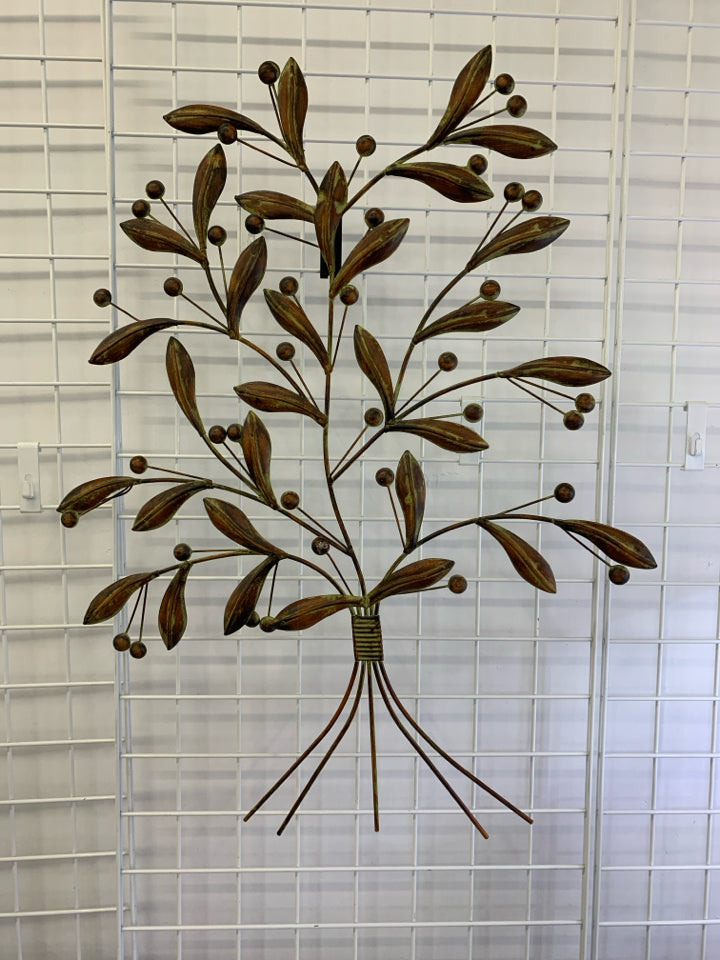 METAL GREEN RUST COLORED BUNDLED LEAF WALL HANGING.