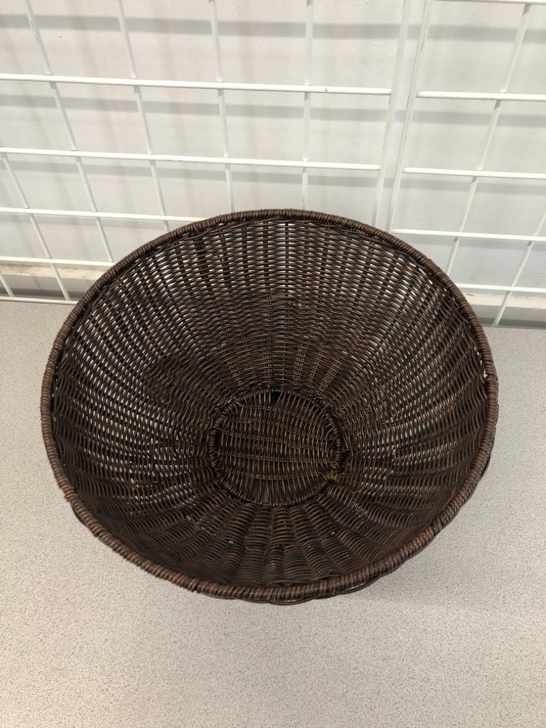 ROUND BROWN WICKER FRUIT BASKET.