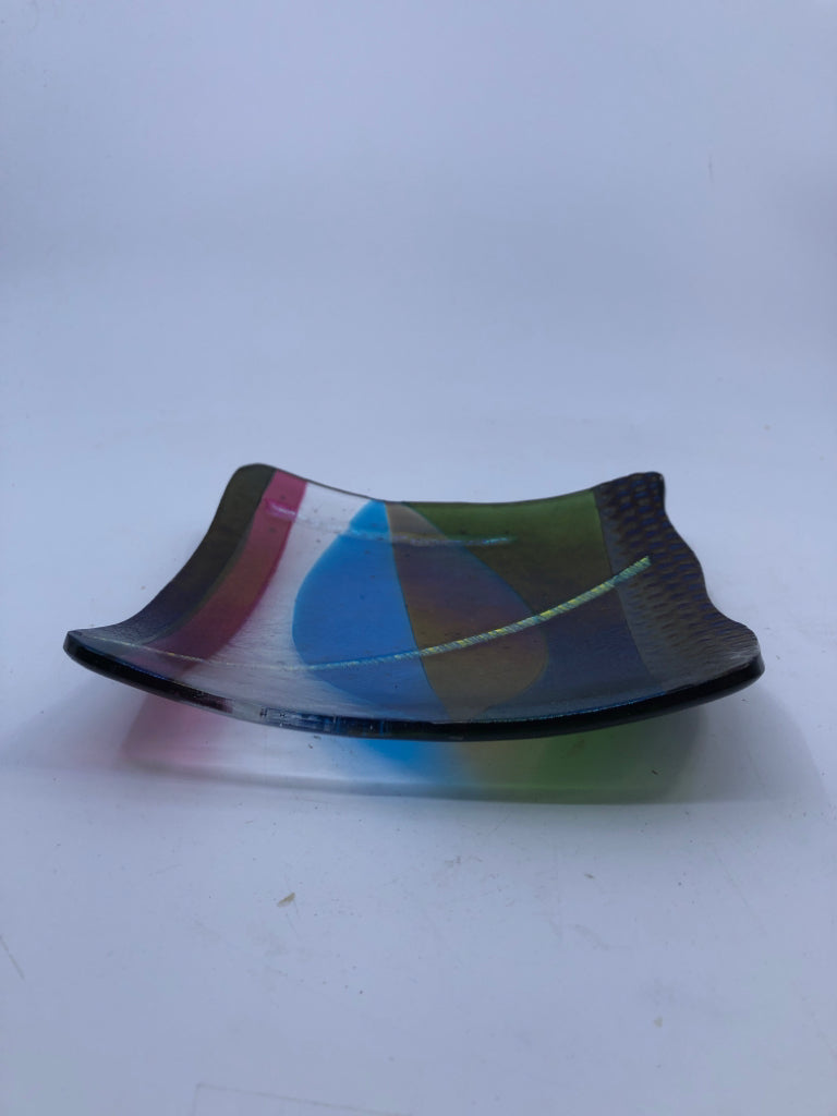 ABSTRACT GLASS PLATE RAISED EDGES.