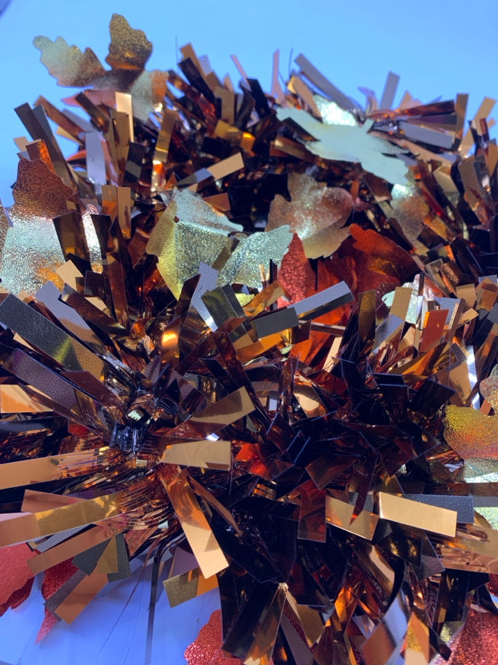 METALLIC FALL LEAVES WREATH.