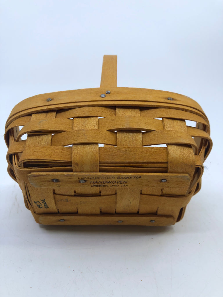 2001 SMALL ROUNDED RECTANGLE BASKET WITH HANDLE.